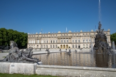 The-palace-with-Fortuna-Fountain-and-sculptures