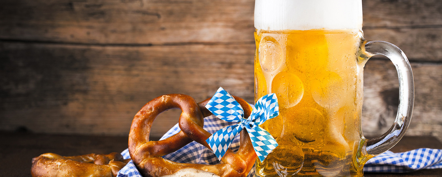 Oktoberfest Bier auf einem rustikalem hintergrund